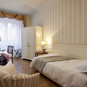 Zimmer mit Kingsize-Bett